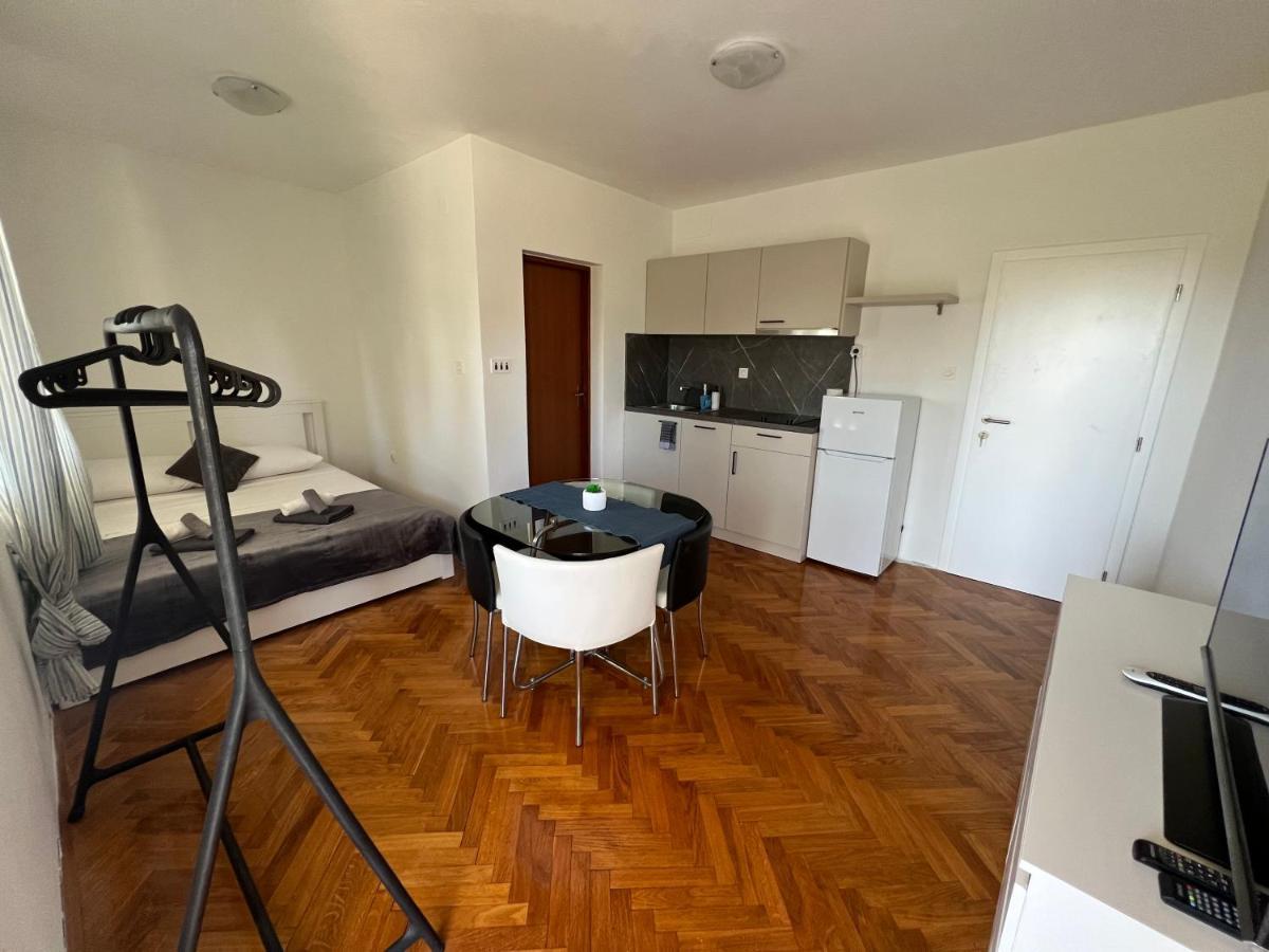 Apartments Antolkovic Ugljan Ngoại thất bức ảnh